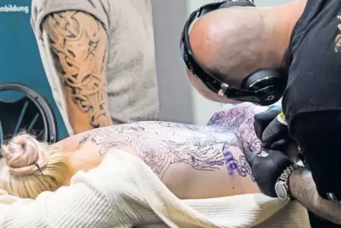 Geduld gefragt: Bis ein Tattoo fertig ist, vergehen Stunden.