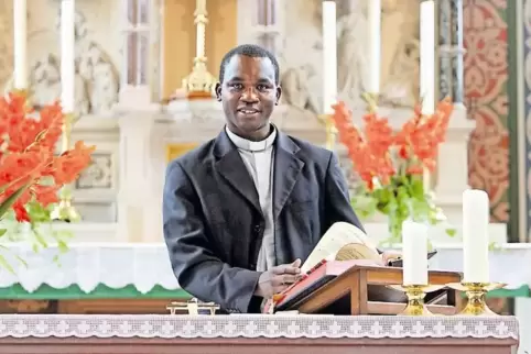 Pfarrer Emmanuel Twinomojuni bei einer seiner ersten Vertretungen in Steinweiler.