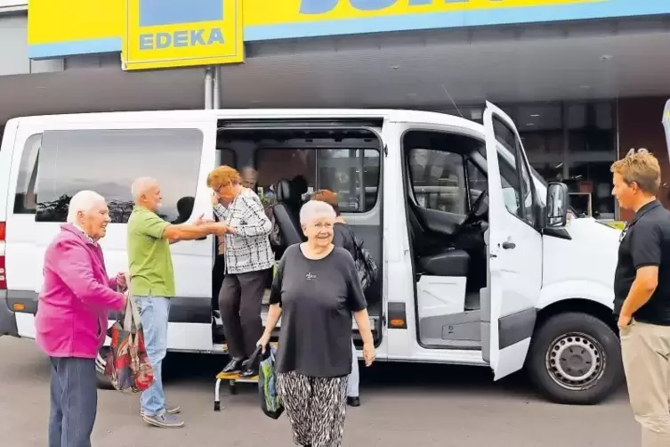 Gemeindeeigener Bus für den Einkaufsservice für Senioren in der Verbandsgemeinde Jockgrim.