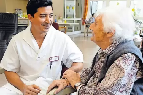 Jibran Ishaq nimmt sich ein paar Minuten Zeit, um mit Hannelore Albrecht im Paul-Gerhardt-Altenheim in Neustadt zu reden.