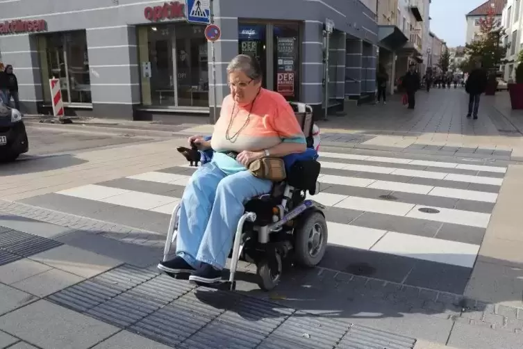 Ilse Weiland hat Probleme, mit ihrem Rollstuhl den neuen Fußgängerüberweg in der Ostbahnstraße zu passieren.  Foto: Iversen 
