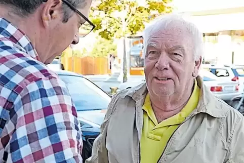 Unterwegs, „um alles zu regeln“: Udo Heer (rechts) im Gespräch mit Volker Endres.