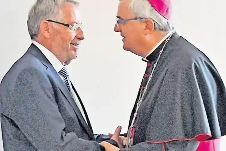 Bischof Karl-Heinz Wiesemann dankt Alois Donauer für sein großes Engagement.