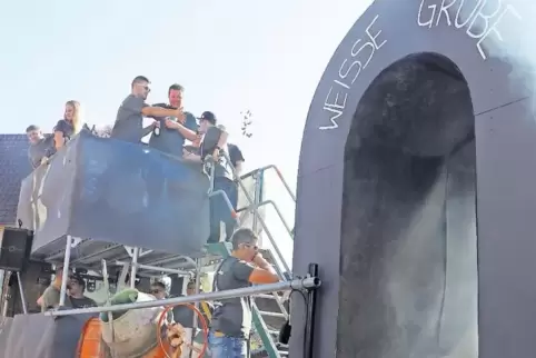 Die „Firma Rast und Ruh“ hat sich – natürlich augenzwinkernd – beim Imsbacher Kerweumzug dem Thema „Weiße Grube“ angenommen.