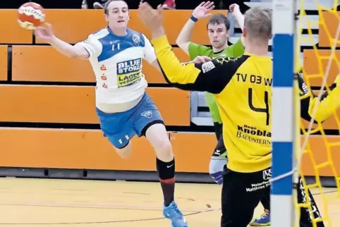 Der Dahner Philipp Käflein scheitert an Wörths starkem Torhüter Marcel Dieners, der nach 45 Minuten Feierabend hatte.