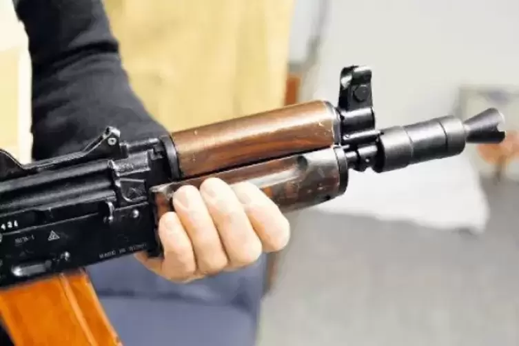 Mehr als 100 Waffen hat der Westpfälzer laut Anklage importiert, darunter zum Beispiel Kalaschnikow-Sturmgewehre.