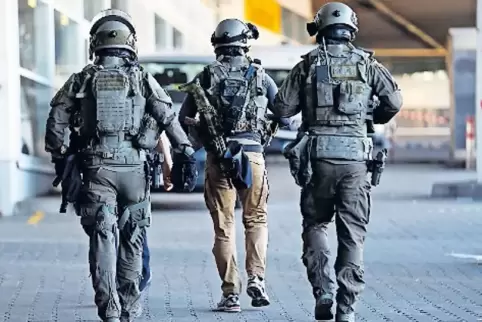 Während des Polizeieinsatzes wurde der Bahnhof geräumt. Die Reisenden versammelten sich vor dem Gebäude – unter anderem auf den 