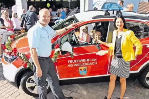 Gut als Einsatzfahrzeug zu erkennen: Udo Strasser, der Wehrleiter der FFW Weilerbach, nimmt die Schlüssel des neuen Kommandowage