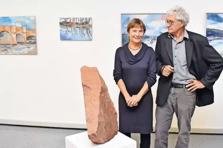 Künstlerin Sylvie Mayer und ihr Mentor Rainer Negrelli inmitten einiger Ausstellungsstücke.