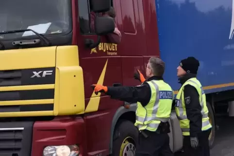 Eine Lastwagenkontrolle der Polizei (Symbolbild)  Foto: dpa
