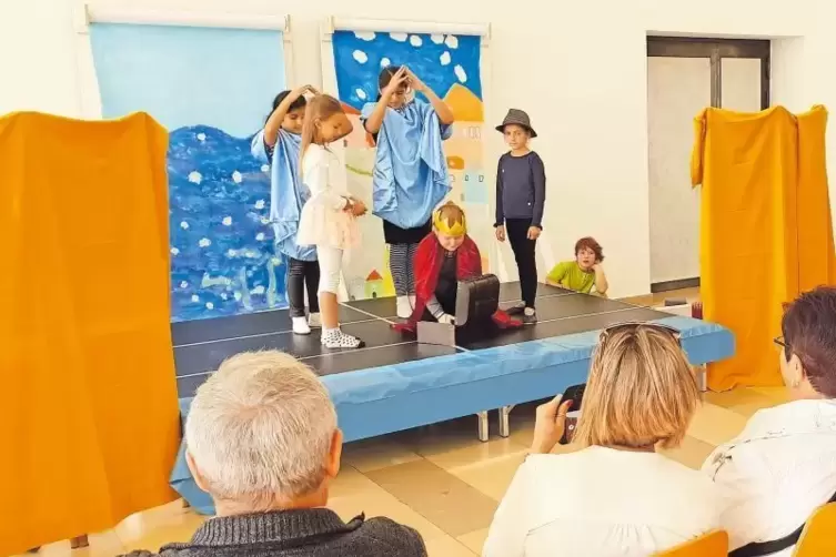 Ein wahrhaft „krönender“ Abschluss des Herbstferienprogramms: Die Kinder führen ihr Bilder-Theater im Foyer der Pfalzgalerie auf