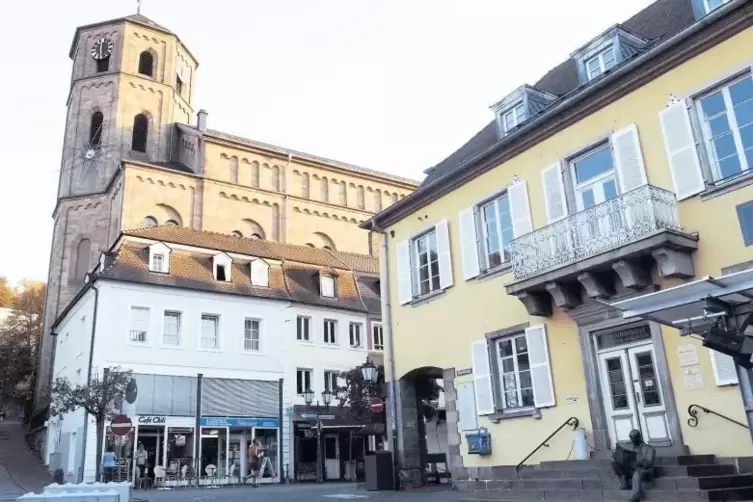 Für fünf Millionen Euro soll das Alte Rathaus (rechts) an der Marktplatz-Stirnseite renoviert werden.