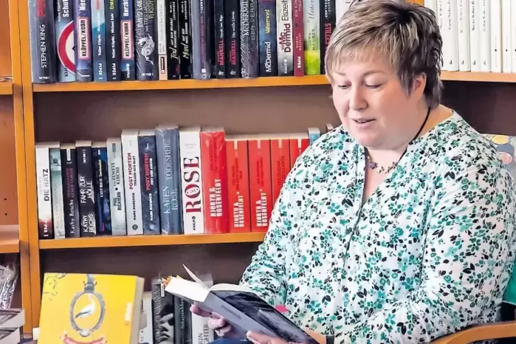 Marion Bischoff aus Clausen – hier bei einer Lesung in der ehemaligen Zweibrücker Buchhandlung Leseratte im Sommer 2017 – hat da