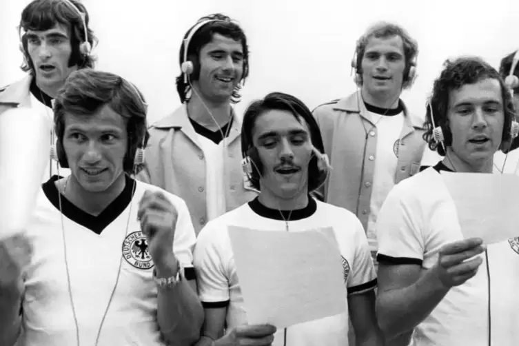 Was ein Song bewirken kann, zeigte die deutsche Fußballnationalmmannschaft bereits 1974: Damals nahm die Elf um Franz Beckenbaue