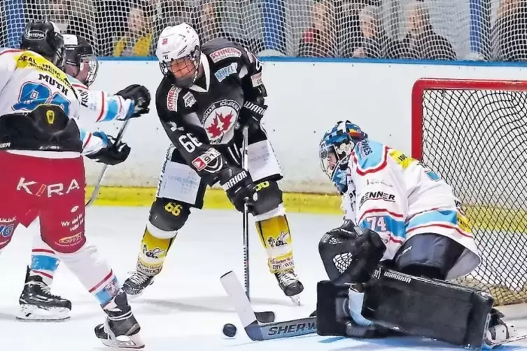 EHC-Stürmer Michael Neumann (Mitte) scheitert hier am Heilbronner Goalie Andre Vorlicek.