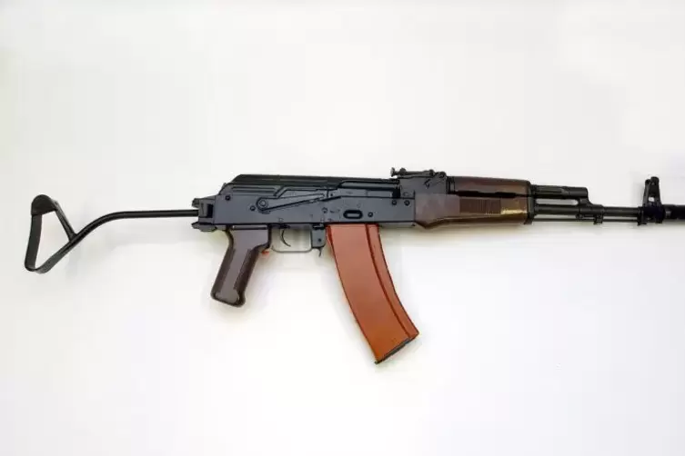 Die Mann wird vorgeworfen, mehr als 100 Waffen, darunter auch Kalaschnikow-Sturmgewehre, importiert zu haben. Symbolfoto: dpa 