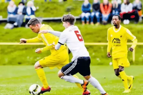 Ist wieder zurück und dabei: Torjäger Shkodran Rexhaj vom SV Morlautern (links).