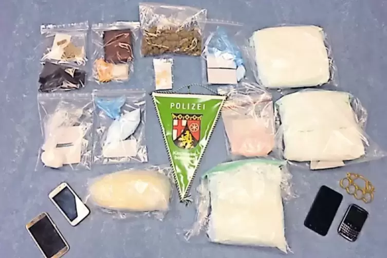 Kokain, Amphetamin, Marihuana und weitere Stoffe hat die Polizei am Montag mit einem Großaufgebot an Einsatzkräften bei fünf Per