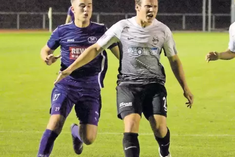 Jesko Pfister (links, mit dem Kandeler George Wood) hat seine Chance beim SV Rülzheim ergriffen und sich mit guten Leistungen „f