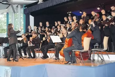 Vor allem Pop- und Musicalarrangements hatten Chor und Orchester als gemeinsame Stücke ausgewählt – und wussten so beim Publikum