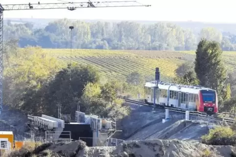 Die neue Brücke steht schon bereit: Zwischen dem 1. und 5. November wird sie eingesetzt.