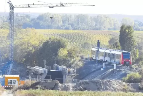 Die neue Brücke steht schon bereit: Zwischen dem 1. und 5. November wird sie eingesetzt.