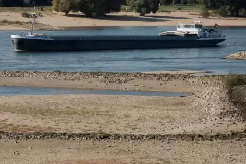 Schiffe fahren auf dem Rhein zwischen Sandbänken hindurch. Diese Aufnahme wurde bei Köln gemacht. Foto: DPA