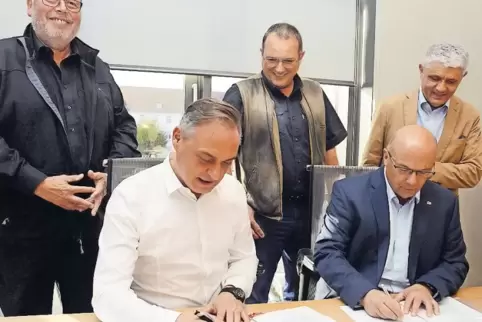 Framas sicherte sich die Namensrechte am städtischen Stadion: Vorne unterzeichnen Patrick Jann und Michael Schieler den Vertrag,