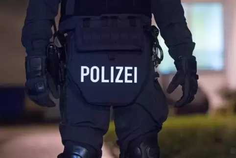 Die Polizei war in entsprechender Ausrüstung in Wörth im Einsatz. SymbolFoto: DPA