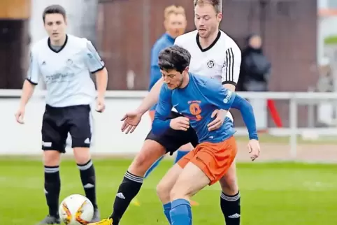 Die Haßlocher von Andreas Brill (hier im weißen Trikot in der Vorsaison im Zweikampf mit einem Gegenspieler des FC Lustadt) hink