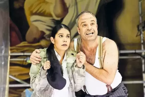 Geben in der Pfalztheater-Inszenierung Cherubino und Figaro: Rosario Chávez, Wieland Satter.