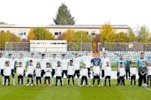 Ein Foto fürs Familienalbum: die F-Jugend des Ludwigshafener SC mit den U16-Nationalspielern vor dem Länderspiel Deutschland geg