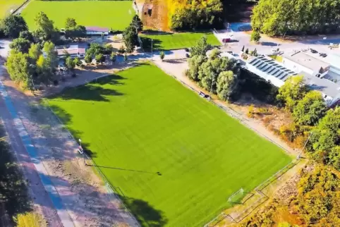 Wird nun doch nicht zum Kunstrasenplatz umgebaut: der Trainingsplatz des FV Heiligenstein.