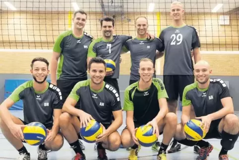 Mit diesem kleinen Kader gehen die Volleyballer des SVK Blieskastel/Zweibrücken die neue Saison an (vorne von links): Daniel Hof