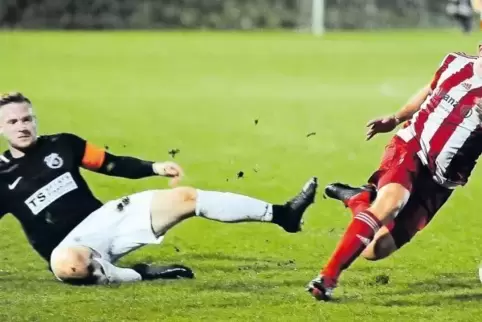 Hier foult Maximilian Meuthe (FC Ruppertsweiler) Althornbachs zweifachen Torschützen Marc Bender (rechts). Sonst war der TVA kau