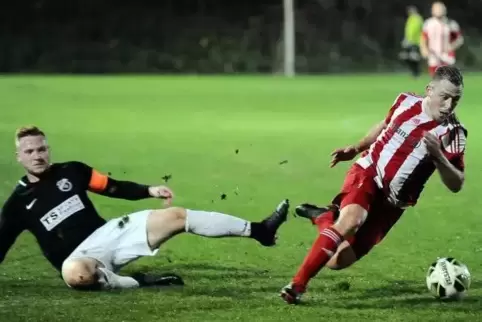 Hier foult Maximilian Meuthe (FC Ruppertsweiler) Althornbachs zweifachen Torschützen Marc Bender (rechts). Sonst war der TVA kau