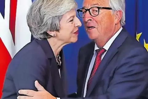 Die Uhr tickt: Premierministerin May wollte gestern in Brüssel ihre aktuelle Position zum Brexit darlegen. Hier begrüßt sie EU-K