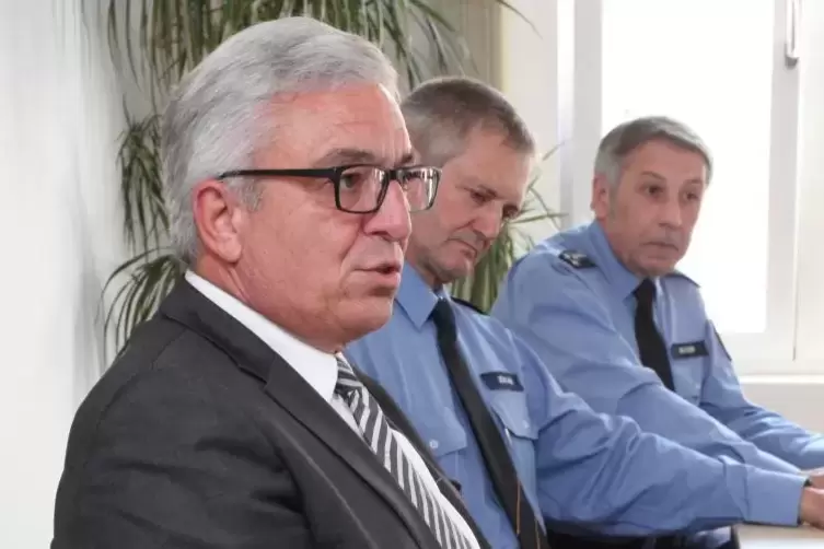 Holt sich Informationen aus erster Hand (v.li.): Innenminister Roger Lewentz (SPD) mit dem Leiter der Polizeiinspektion Germersh
