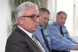 Holt sich Informationen aus erster Hand (v.li.): Innenminister Roger Lewentz (SPD) mit dem Leiter der Polizeiinspektion Germersh