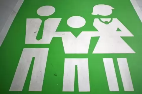 Auszeichung auf einem Parkplatz, der für Familien vorgesehen ist. Foto:dpa 