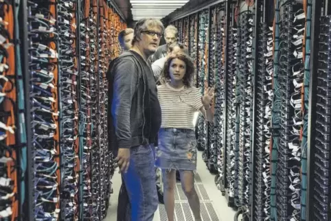 Making of: Schauspielerin Janina Fautz bespricht mit Regisseur Sebastian Marka eine Szene, die gleich gedreht wird.