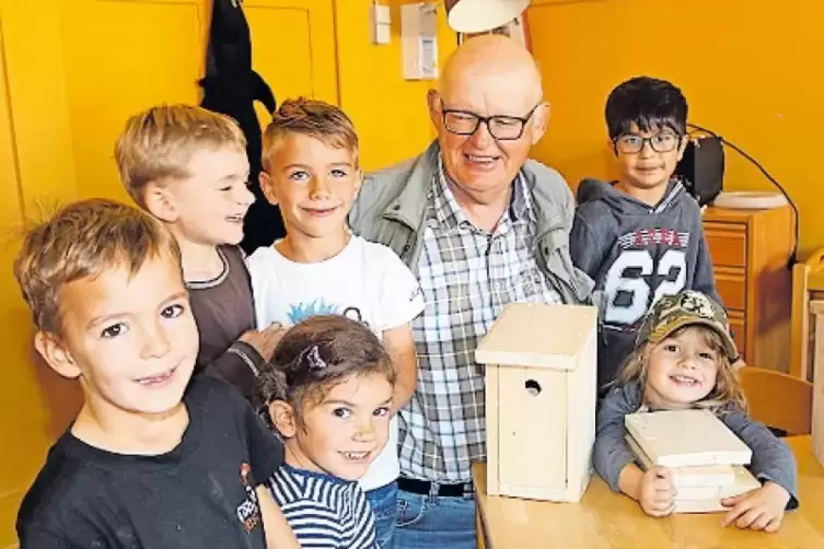 NABU-Naturführer Rudi Holleitner baut mit den Kindern der Kita Sausenheim Nistkästen.