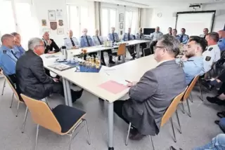 Die Polizisten aus Germersheim nutzen rege die Chance, mit Innenminister Roger Lewentz zu sprechen.