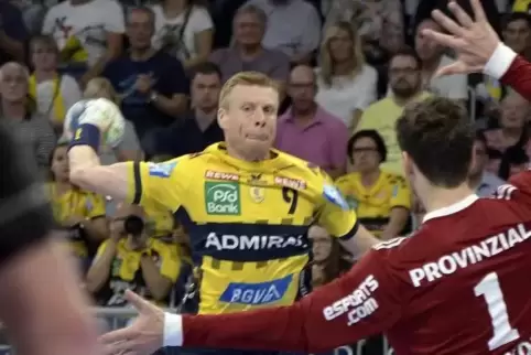 Schwere Aufgabe: Die Löwen und Gudjon Valur Sigurdsson.  Foto: KUNZ