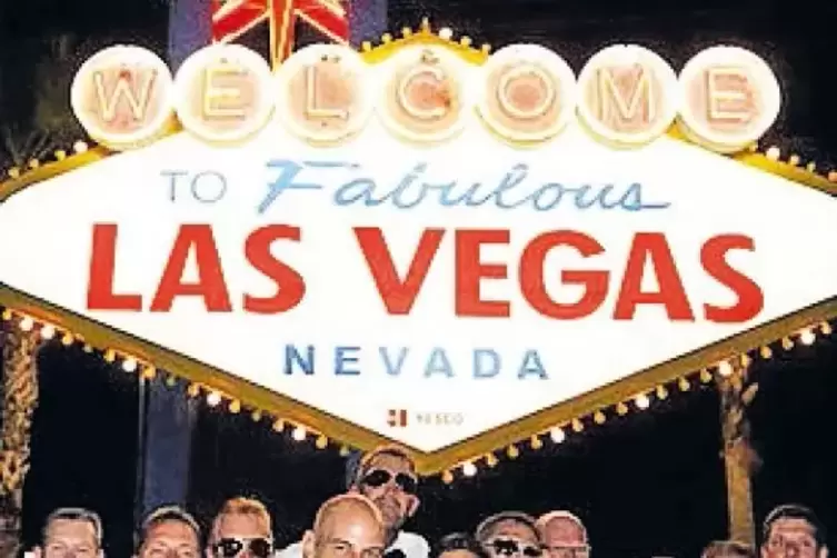 Gruppenbild mit Brautpaar: Hochzeit in Las Vegas.