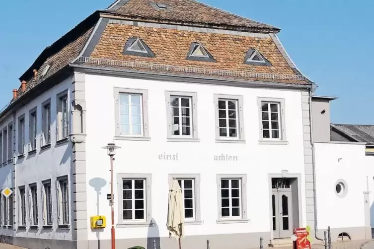 Das ehemalige Genossenschaftsgeb&auml;ude an der Weinstra&szlig;e wurde aufwendig saniert.