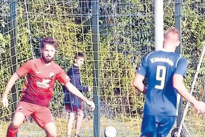 Tormaschine SC: Hier trifft Kevin Bernhardt (rechts) im Spiel gegen den MTSV Beindersheim. Tormaschine SC: Hier trifft Kevin Bernhardt (rechts) im Spiel gegen den MTSV Beindersheim.