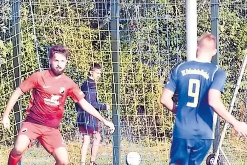 Tormaschine SC: Hier trifft Kevin Bernhardt (rechts) im Spiel gegen den MTSV Beindersheim.