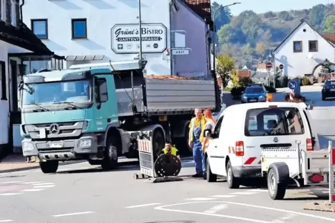Die Einfahrt von der Biebermühler Straße in den Kreisel war gestern wegen Arbeiten am Kanal kurz halbseitig gesperrt. Das führte