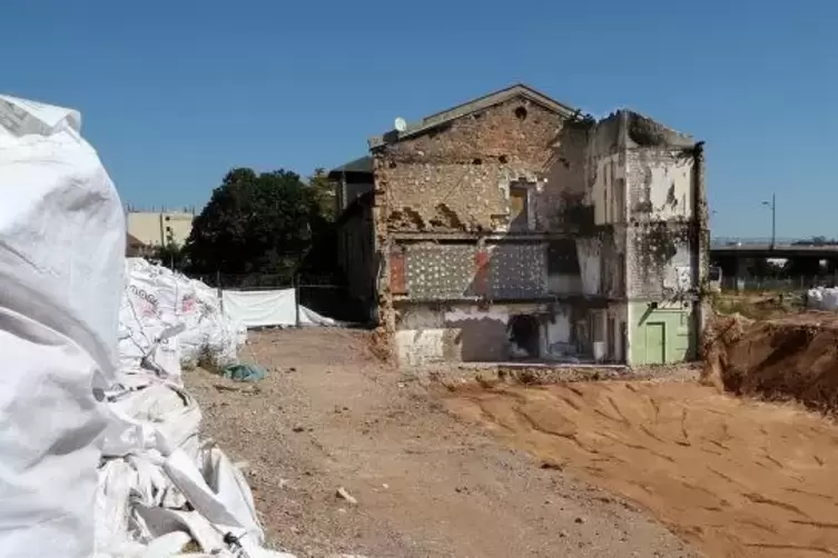 Die Reste des Gebäudes, in dem auch der Nachtclub Voodoo residierte, wurden in Säcke verpackt und wegen der Asbestbelastung als 